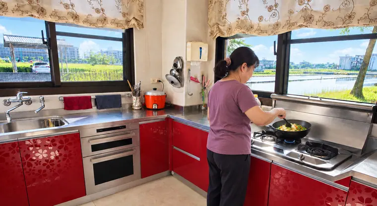 在民宿廚房做飯