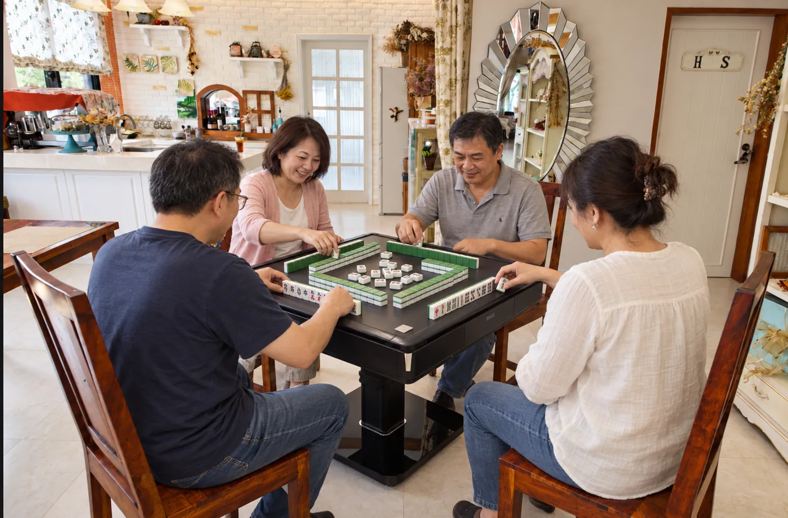 包棟客人在客廳打麻將